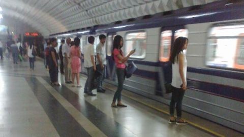 Toshkent metrosida o‘zini poyezd ostiga tashlagan ayolning shaxsi ma’lum bo‘ldi