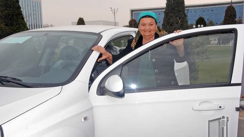 Shavkat Mirziyoyev 8-mart munosabati bilan jizzaxlik fermer ayolga Nexia 3 sovg‘a qildi