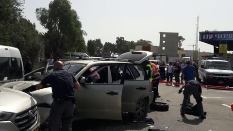 Isroilda yo‘ltanlamas haydovchisi ikki harbiy va bir politsiyachini urib yubordi