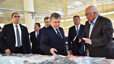 Shavkat Mirziyoyev har bir tumanda ikkitadan to‘qimachilik fabrikalarini tashkil etish bo‘yicha topshiriq berdi