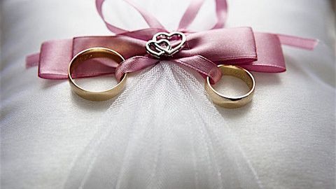 «Оилаларда оталарнинг ўрни бой берилаётгани тўйларда намоён бўлмоқда». Ёхуд антиқа томошага айланиб кетаётган тўйлар