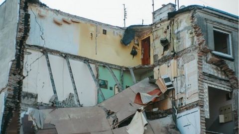 Polshada 4 qavatli uy gaz portlashi oqibatida qulab tushdi. 4 kishi halok bo‘ldi