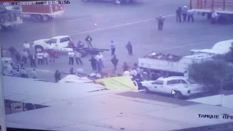 Мексикада вертолёт газ ташувчи автомобиль устига қулади