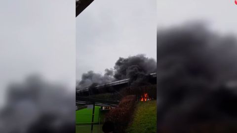 London aeroporti avtoturargohida yonib ketgan avtobus sababli 100 dan ortiq reys bekor qilindi