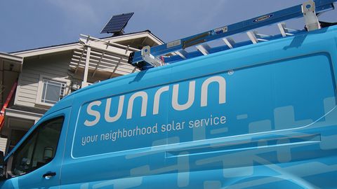 Tesla қуёш батареялари бўйича ўз рақобатчисидан ортда қолди