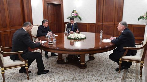 Шавкат Мирзиёев Тошкент халқаро аэропортида Mangold Consulting компанияси раиси билан учрашди