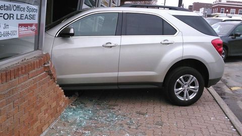 Haydovchilik guvohnomasi uchun imtihon topshirishga uringan amerikalik qiz guvohnoma beradigan binoga zarar yetkazdi