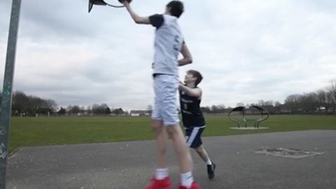 Bo‘yining balandligi 234 santimetrga yetgan britaniyalik o‘smir professional basketbol bilan shug‘ullanishga kirishdi