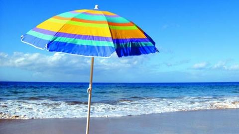 55 yoshli ayol plyajda hordiq chiqarayotib, soyabon bilan to‘qnashib ketishi oqibatida vafot etdi