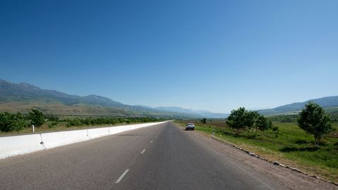 Бўстонлиқда 20 яшар йигит қариндошининг машинасини олиб қочиб, бетон тўсиққа урди