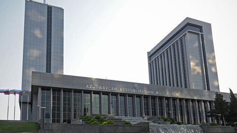 Озарбайжон парламенти Илҳом Алиевнинг ёрдамчисини янги бош вазир этиб тайинлади