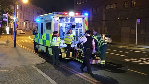 Buyuk Britaniyada noma’lum avtomobil masjiddan chiqqan ikki kishini urib yuborib, voqea joyidan yashirindi