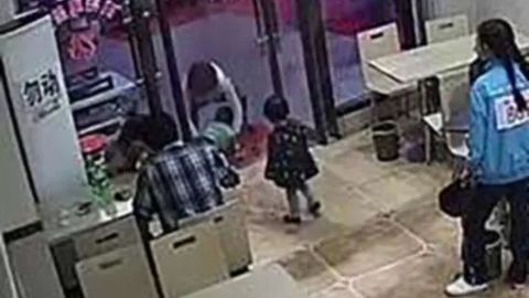 Хитойлик ҳомиладор аёл шўрвасини тўкиб юборган боладан ўч олди (видео)