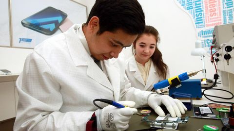 Олий таълим вазирлиги қошидаги касб-ҳунар мактаблари сифатида фаолият олиб бораётган собиқ коллежларгина Меҳнат вазирлиги тасарруфига ўтказилади