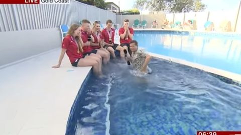 BBC журналисти жонли эфир вақтида ҳовузга тушиб кетди (видео)