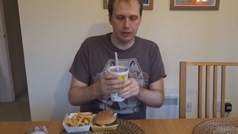 Фастфуд тановул қилган британиялик эркак бир ҳафтада 2,2 килограммга озди (видео)