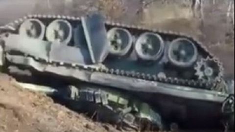 Россиядаги фуқаролик йўлида танк ағдарилиб кетди