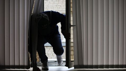 Samarqanddagi uyga kirgan bosqinchi 38 yoshli ayolni yaralab, ziragi va telefonlarini olib ketdi