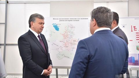 Шавкат Мирзиёев: Уйларнинг томларига қуёш панелларини ўрнатиш керак (видео)