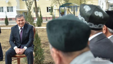 Шавкат Мирзиёев: Бошқа раҳбарлар ҳам пастда юриши учун ҳамма жойга ўзим боряпман (видео)