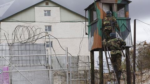 Россияга ноқонуний миграцияни ташкиллаштирган Ўзбекистон ва Қозоғистон фуқаролари колонияга жўнатилди