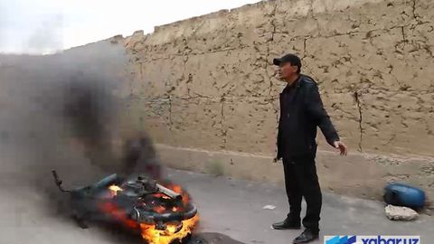 Samarqandlik fuqaro “tirillab”, bezor qilgan mototsiklga o‘t qo‘ydi (video)