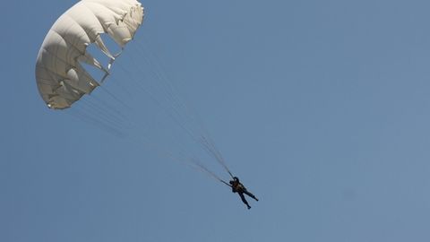 1 km balandlikdan sakrash chog‘ida parashyuti ochilmay qolgan rossiyalik tirik qoldi