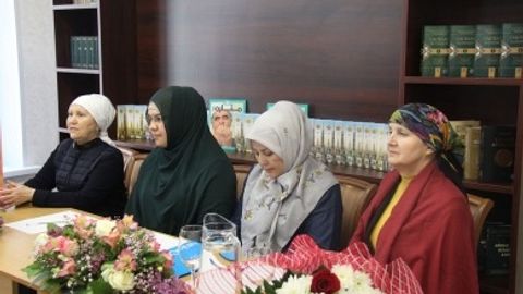 “Birinchi ustozim otam edi”. Shayx Muhammad Sodiq Muhammad Yusufning qizi Moskva Islom instituti talabalari bilan uchrashdi