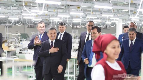 Шавкат Мирзиёев — инвесторларга: Ўзингизни худди уйингиздагидек ҳис қилиб ишланг (видео)