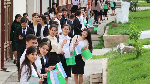 “Biz yoshlarni chaqirishsa, prezidentlarni xursandchilik bilan kutib olishga tayyormiz”. “O‘zbekiston 24” Turkmaniston prezidentini kutib olishga chiqqan talabalardan intervyular oldi (video)