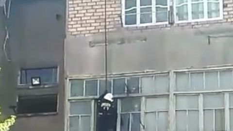 Olmaliqda ko‘p qavatli uydagi xonadonda qulflanib qolgan keksa ayol qutqarildi