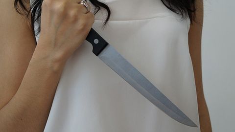 Шофирконлик аёл оилавий жанжал туфайли эрига пичоқ билан ташланди