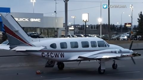 Kanadada uchuvchi samolyotni serqatnov avtomobil yo‘liga qo‘ndirishga majbur bo‘ldi (video)