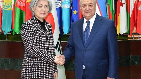 Абдулазиз Комилов Жанубий Корея ташқи ишлар вазири Кан Гён Ҳва билан учрашди