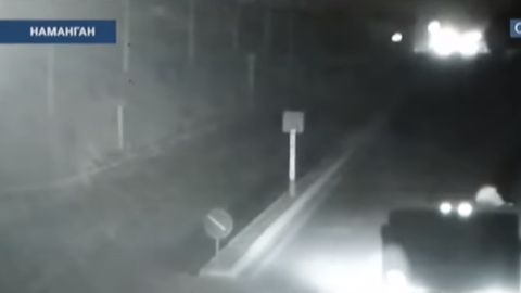 Наманганда тунда йўлда ўтирган маст фуқарони КАМАЗ уриб кетди (видео)