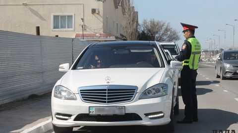 Қозоғистон полициячилари тўй кортежларини жаримага тортди