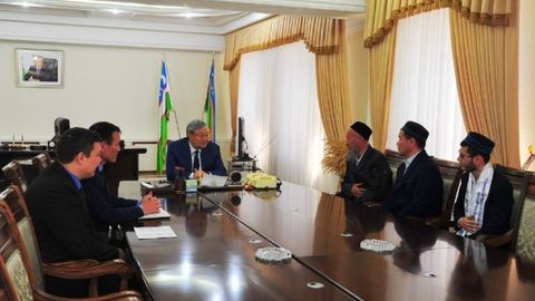 Қорақалпоғистон Жўқорғи Кенгеси раиси Қуръон мусобақасининг мутлақ ғолибини қабул қилди