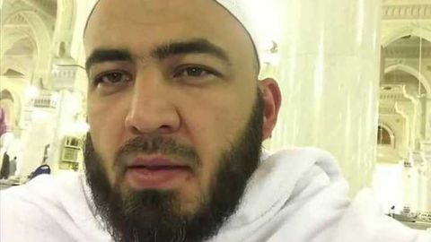 “Kelgindi kuyov” va “Kelgindi kelin” filmlari bilan tanilgan aktyor Farrux Soipov Umra safarida bo‘ldi (video)
