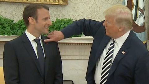 Tramp jurnalistlar oldida Fransiya prezidenti yelkasidagi qazg‘oqni qoqib tashladi (video)