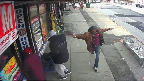 Nyu-Yorkda politsiyachilar qora tanli erkakning qo‘lidagi quvur bo‘lagini to‘pponcha deb o‘ylab, uni otib tashladi (video)
