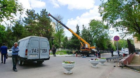 Toshkentda ma’muriy binolar atrofidagi panjaralar olib tashlanmoqda