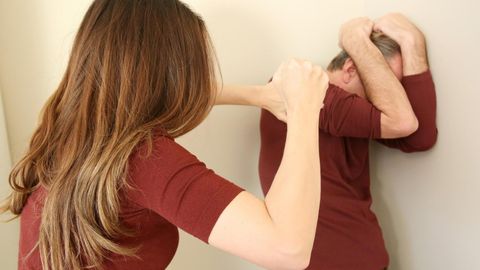 “Ishonasizmi, u yig‘ladi. Xotini urarmish”. O‘zbekiston Oliy sudi raisi o‘rinbosari “hayratlanarli ish” haqida gapirdi