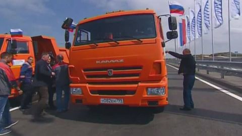 Rossiyaliklar Putinni Qrim ko‘prigidan kamar taqmasdan “KamAZ” haydab o‘tgani uchun jarimaga tortishni talab qildi
