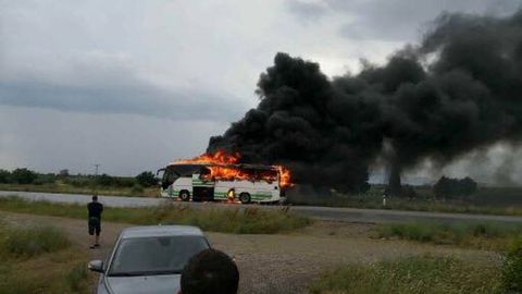 Gretsiyada chaqmoq chaqishidan keyin avtobus yonib ketdi