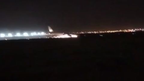 Saudiya Arabistonida yo‘lovchi samolyoti shassisini ochmasdan qo‘ndi