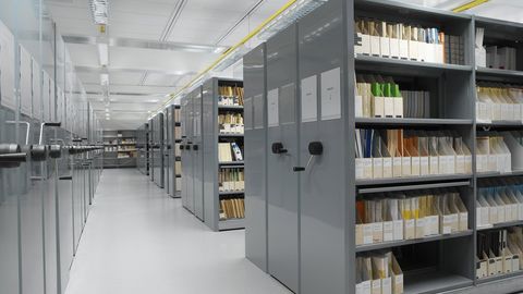 Фарғонада архивдаги қарорнинг кўчирмаси учун 300 доллар талаб қилган архив директори жазоланди