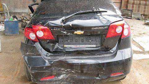 Toshkentda Lacetti haydovchisi 5 ta mashinani pachoqladi