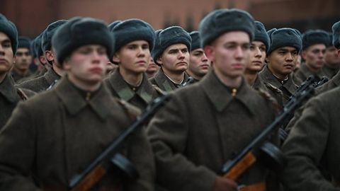 Ўзбек дипломатлари Франциядаги қабристонда собиқ иттифоқ аскарлари хотирасини ёдга олди