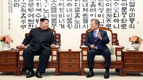 Janubiy Koreya matbuoti Kim Chen Inning oyoq kiyimi sirini ochdi