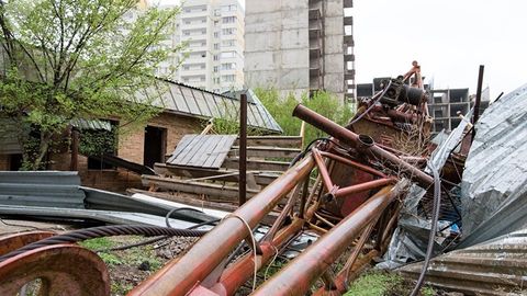 Остонада шамол қурилиш кранини қулатди (видео)
